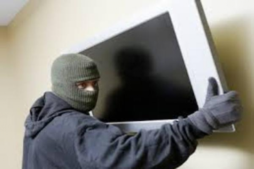 В Таганроге молодой грабитель похитил из квартиры деньги и ценности