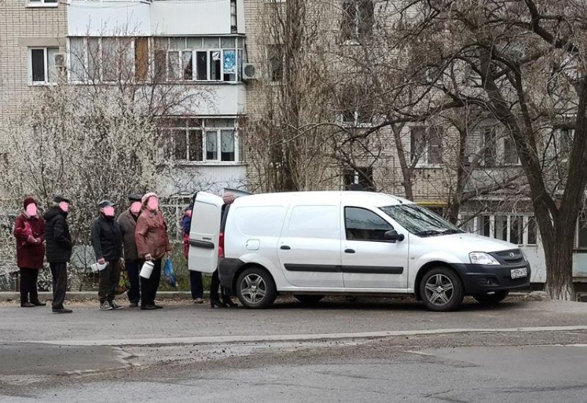 Таганрожцы в очереди за молоком в период самоизоляции