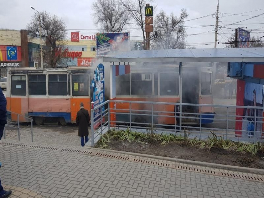 В Таганроге вновь старый трамвайчик  задымился на ходу