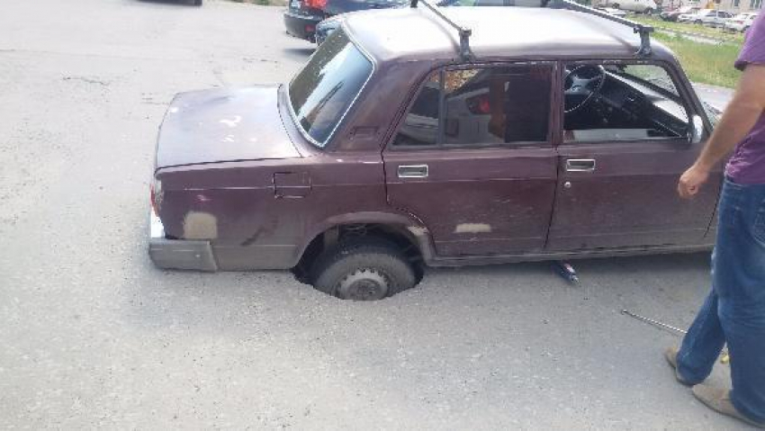 В Таганроге автомобиль провалился под асфальт