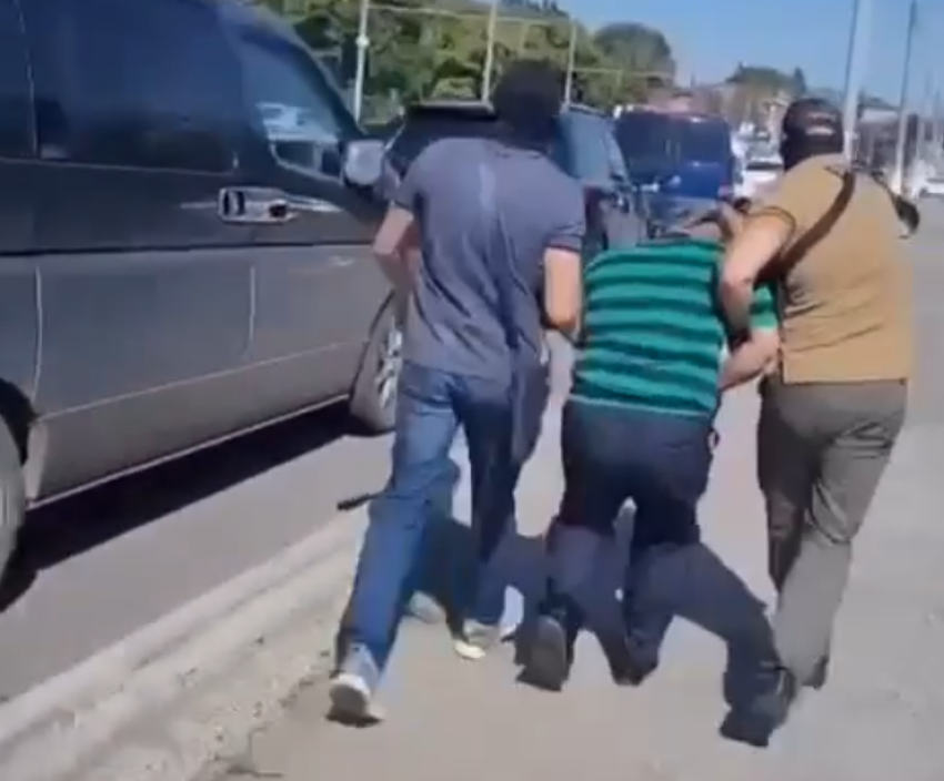 Правоохранители жёстко задержали «решалу» - продавал иностранцам паспорта РФ в Таганроге