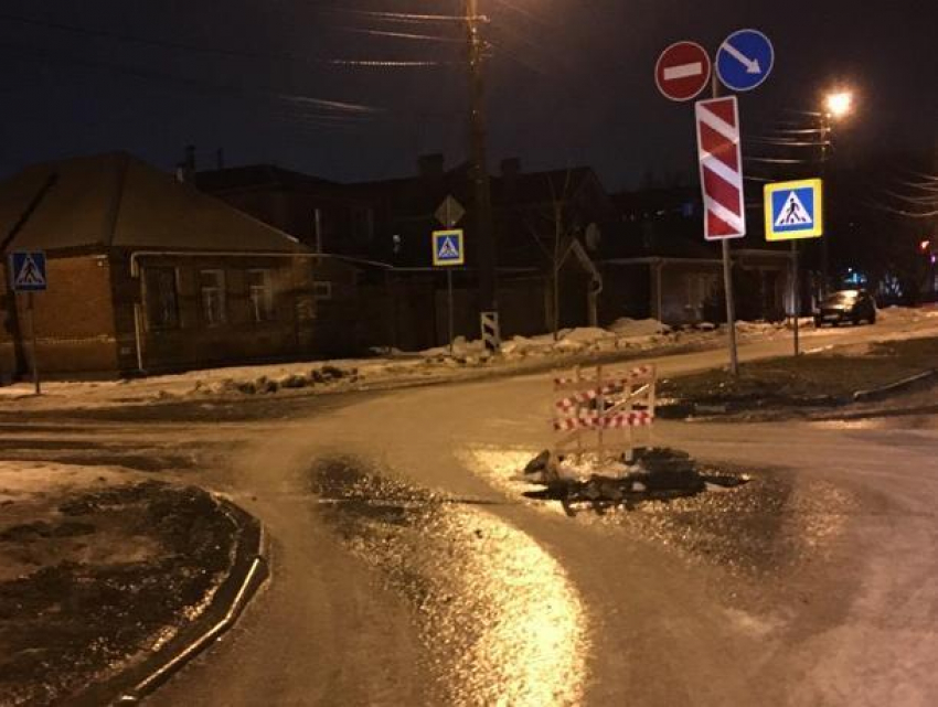 Таганрогские автомобилисты предупреждают об опасном люке на улице Энергетической 