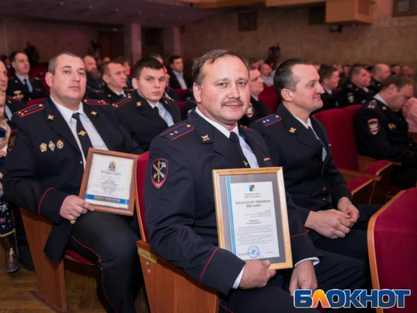 В Таганроге поздравили сотрудников транспортной полиции со 100-летием организации