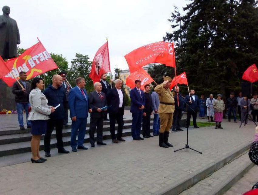 Коммунисты Таганрога прошлись по городу и провели митинг
