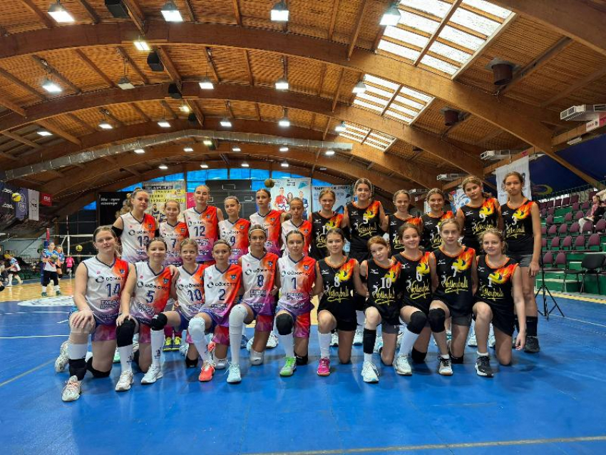 Очутились в тройке лучших: юные таганроженки показали волейбольный мастер-класс на областном марафоне