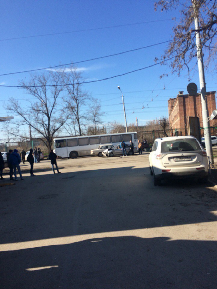 В Таганроге дорогу не поделили «Хендай» и рейсовый автобус