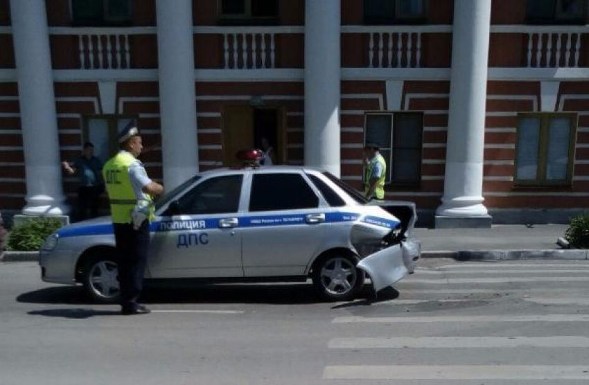 Маневр самоуверенного таганрогского автолюбителя привел к ДТП с патрульной машиной