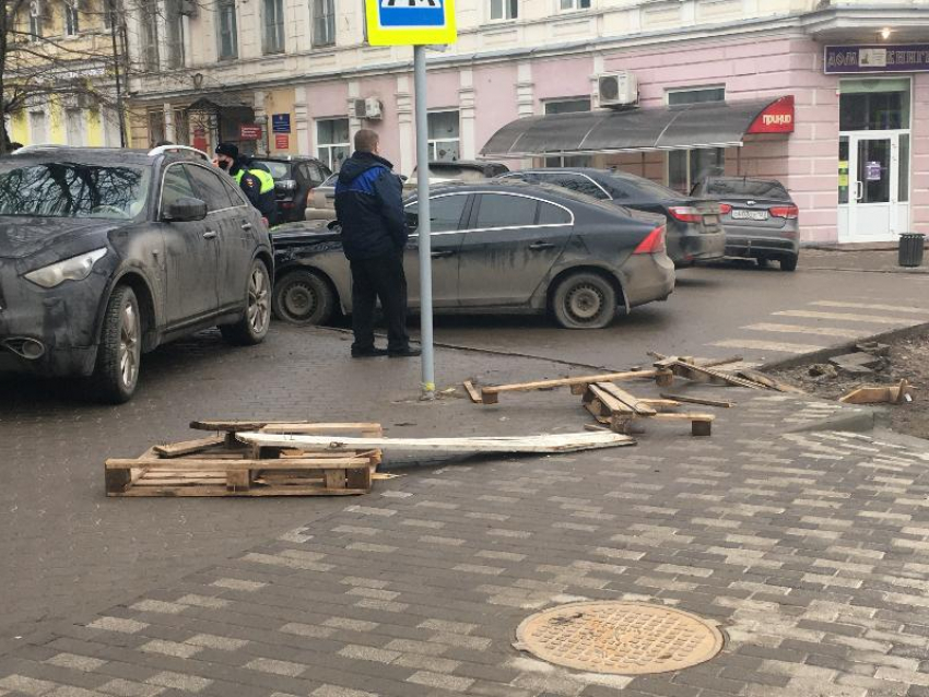 Водитель VOLVO* снёс ограничительный забор на центральной улице Таганрога
