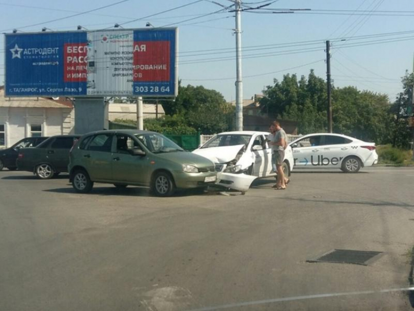 Такси и отечественное авто не поделили дорогу в Таганроге