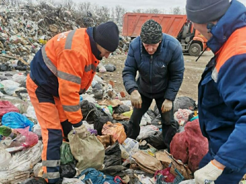 Кошелек жительницы Покровского нашли в горе мусора