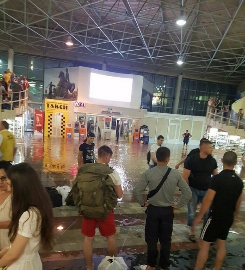 В Ростове –на-Дону ливнем затопило здание автовокзала