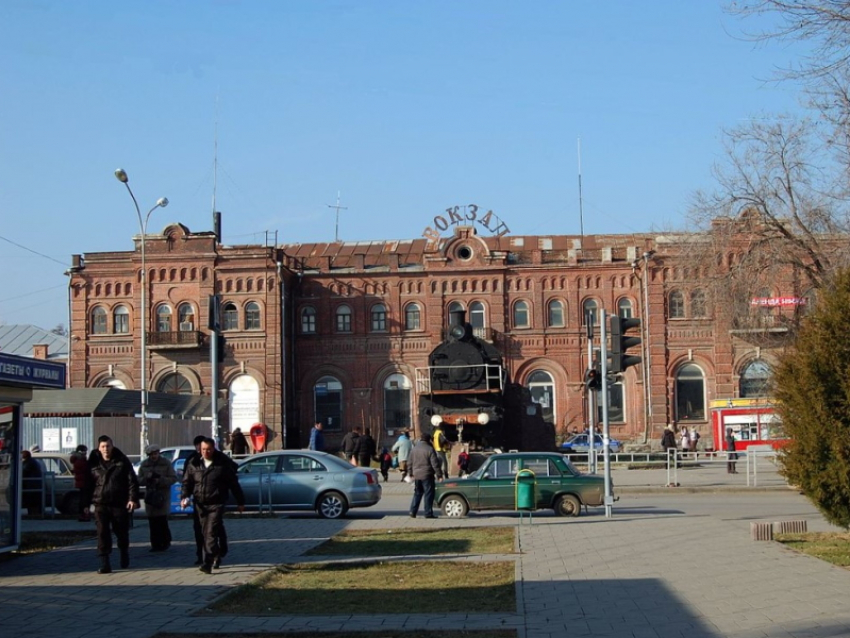 «Пилить — не перепилить»: в районе Старого вокзала автомобили придавило упавшее дерево (фото)