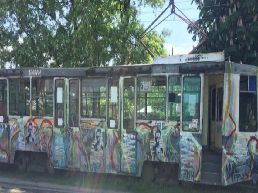 "Недограффити» или «новый арт-объект": «убитый» трамвай с изображением Чехова ездит по улицам города