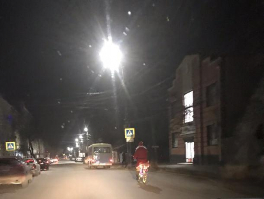«Праздник к нам приходит»: дед Мороз на велосипеде ездит по улицам Таганрога