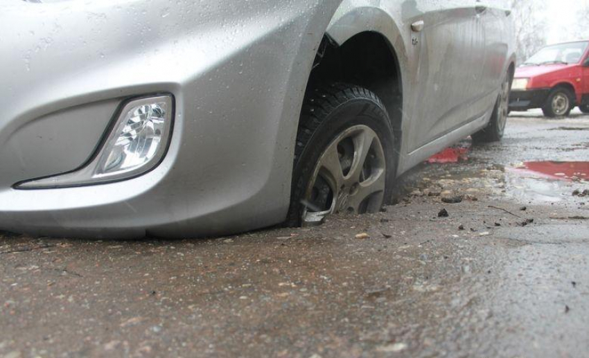 И снова в Таганроге автомобили провалились в дорожную яму