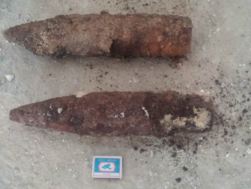 Два боевых снаряда откопал у себя на огороде страшно перепуганный житель Таганрога
