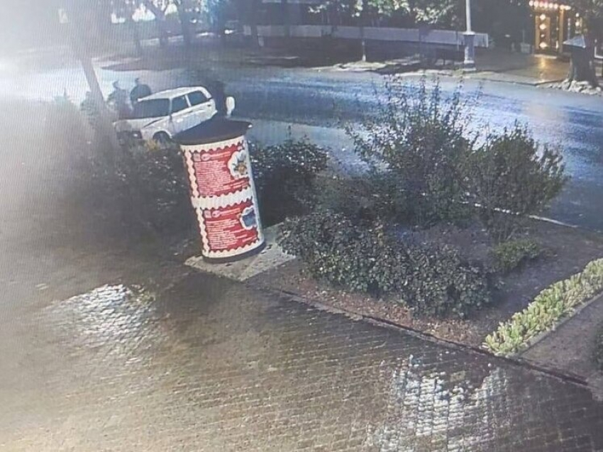 Таганрожец въехал в столб и сбежал