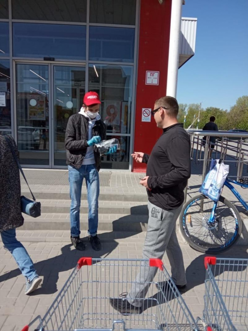 В Таганроге бесплатно раздают защитные маски в общественных местах