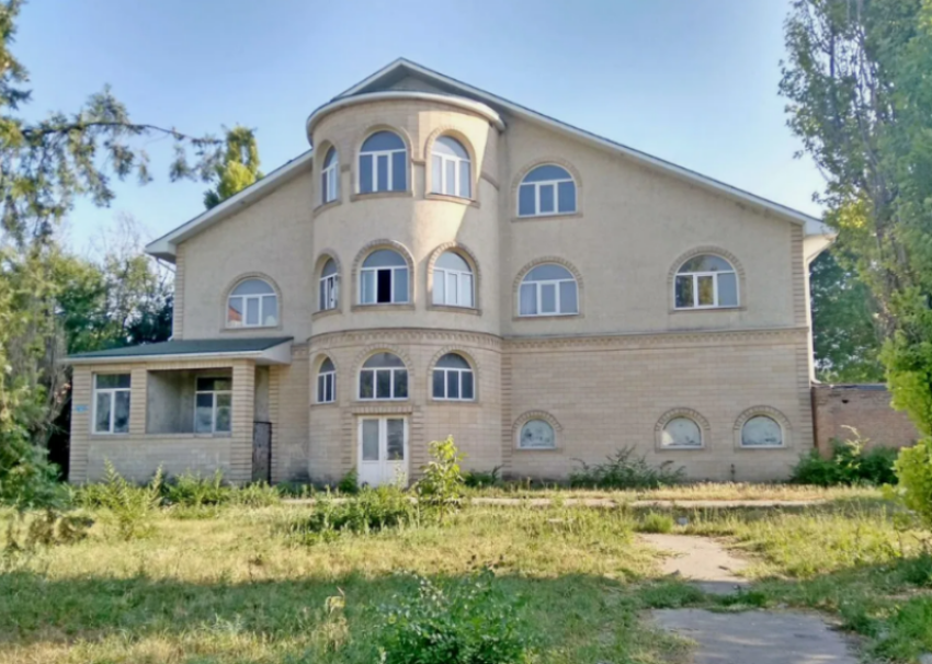 Из окон вид на воинскую часть и самолет: в Таганроге выставили на продажу примечательный особняк в Военном городке