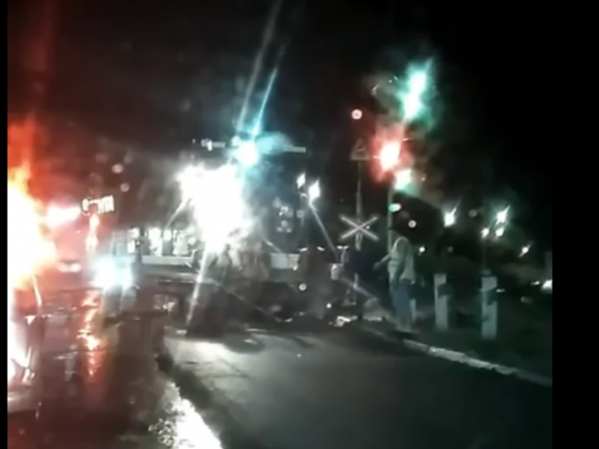 Ночь, улица, фонарь, дождь и ремонт дороги в Таганроге