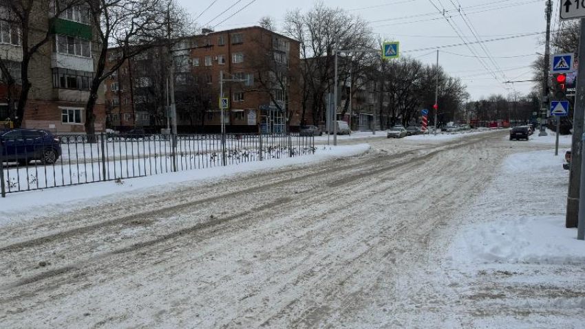 Власти Таганрога ответили, почему не убран снег на дороге по улице Дзержинского