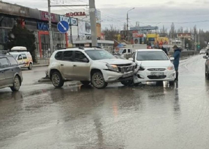 ДТП в Таганроге: Nissan и Hyundai не поделили дорогу