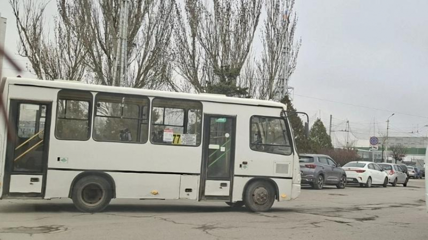 "Ещё и очередь занимать надо?": скандал из-за места в маршрутке произошёл на остановке в Таганроге