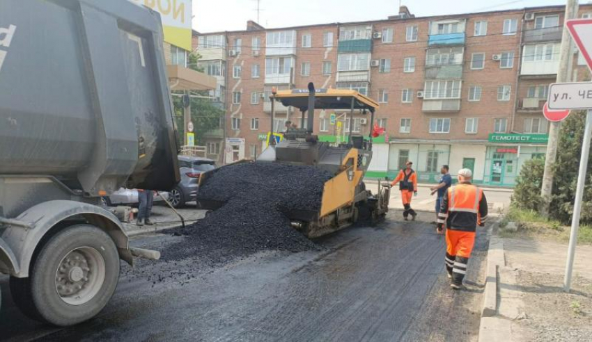  В Таганроге ремонтируют дороги даже в праздники