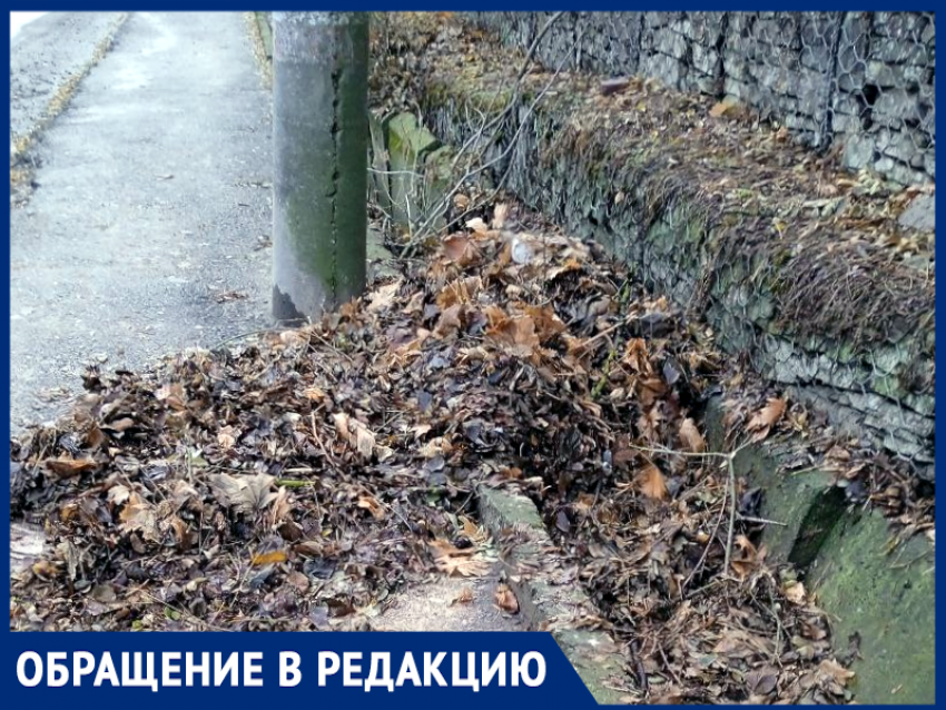 Каждый год одно и тоже: чистка водостока Комсомольского спуска в Таганроге 