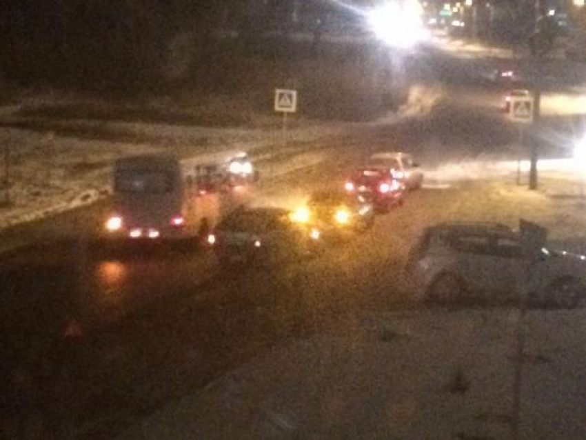 Пешеход в Таганроге спровоцировал ДТП на перекрестке