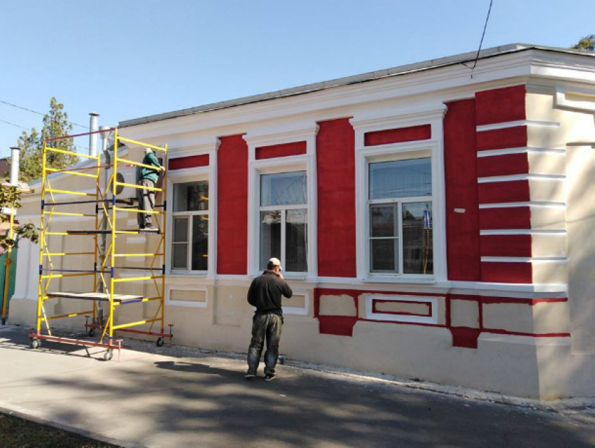 По-хозяйски меняет облик старинный дом в Таганроге на Александровской
