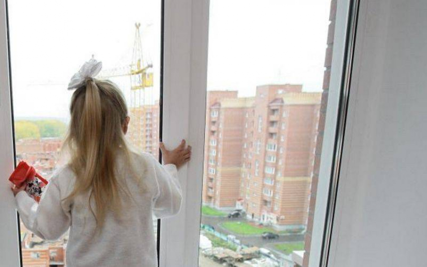   В Таганроге выпал из окна 4-го этажа ребенок