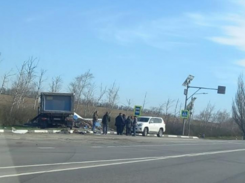 Большегруз снёс автобусную остановку под Таганрогом 