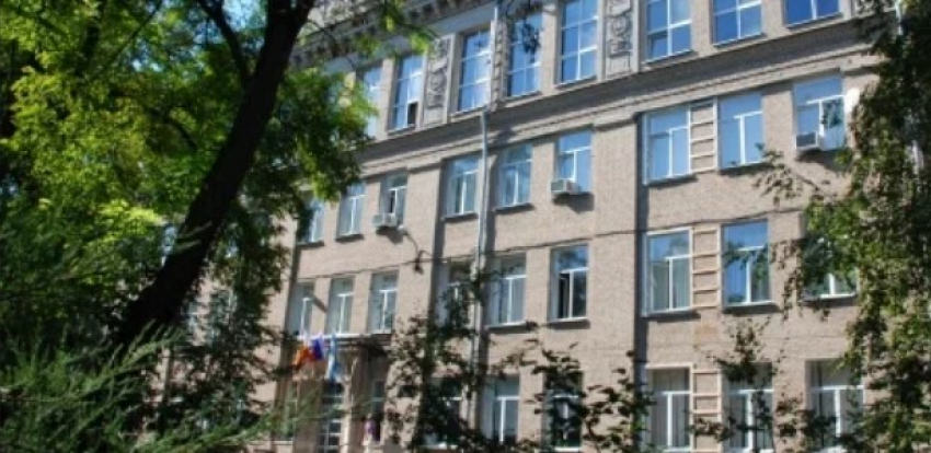 «Влетают и уезжают на эвакуаторе»: водители сообщили о забитых ливневках у лицея № 28 