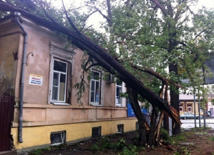 Пострадавшие от урагана жители Таганрога получат компенсацию в 107 миллионов рублей