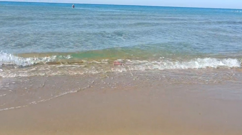 Таганрожцы на отдыхе в Анапе обнаружили в море «сюрприз» (фото)