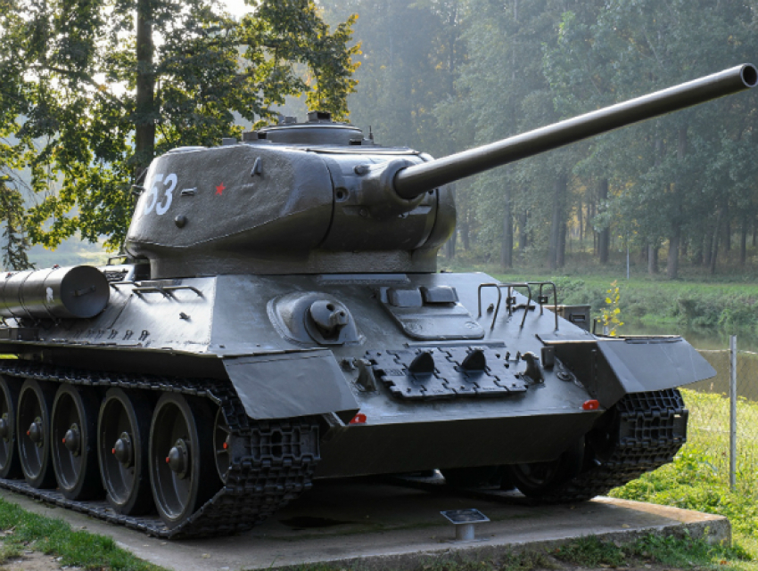 Таганрогский музей  объявил о покупке  макета танка Т-34 и немецкой пушки за 7 млн рублей