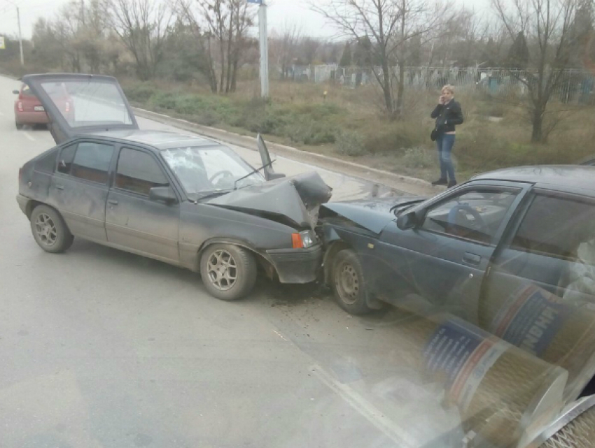 Жуткое лобовое ДТП с пострадавшим спровоцировало огромную пробку на улице Таганрога