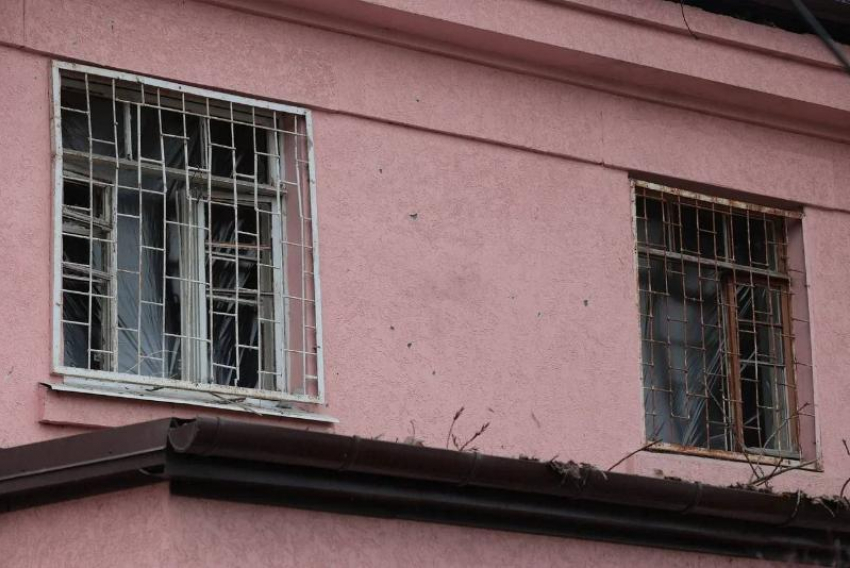 Губернатор Юрий Слюсарь посетил поврежденный дом в Таганроге и пообещал восстановить окна до холодов