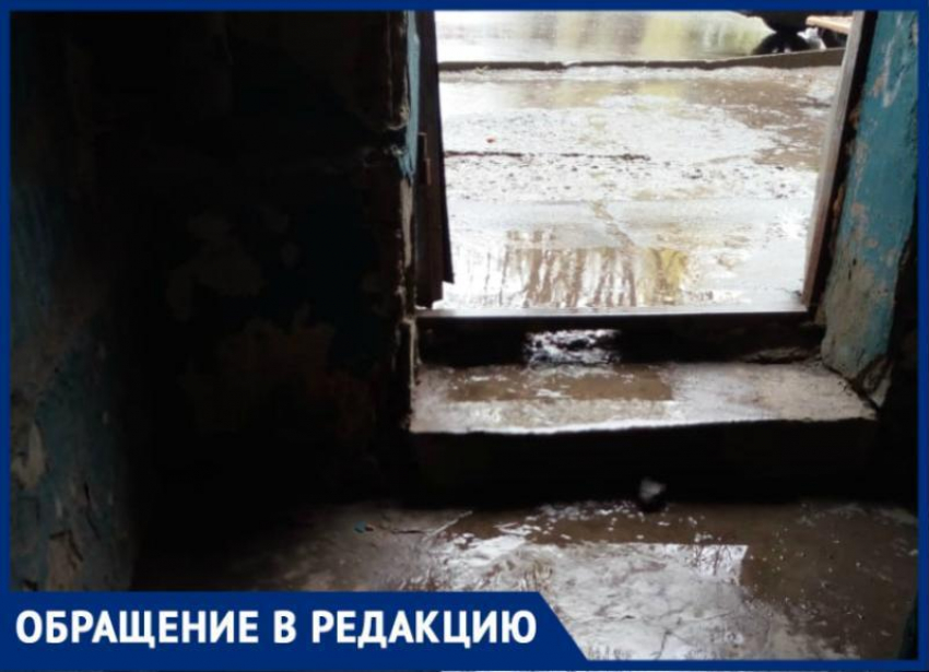 Жители пожаловались на  АО «УО ЖКХ Таганрога", что забросила их дом