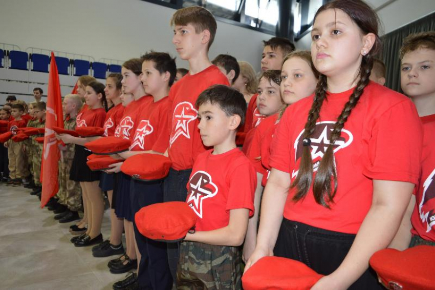 Таганрогских школьников посвятили в юнармейцы