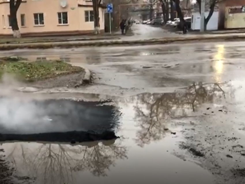 «Огонь, красота» - таганроженка о асфальте, который укладывают в лужи