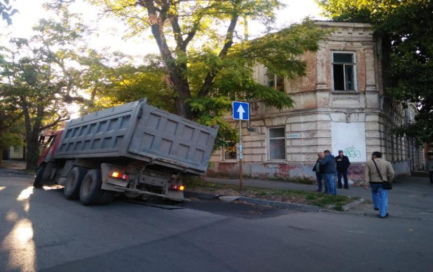 В Таганроге провалился под землю КамАз