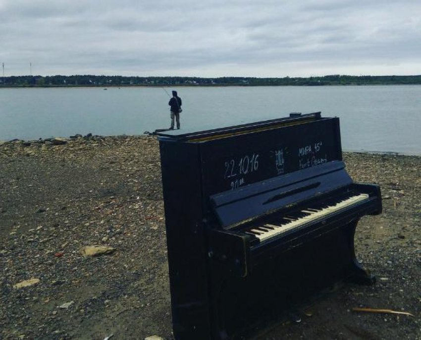 Брошенное на пляже пианино шокировало жителей Таганрога