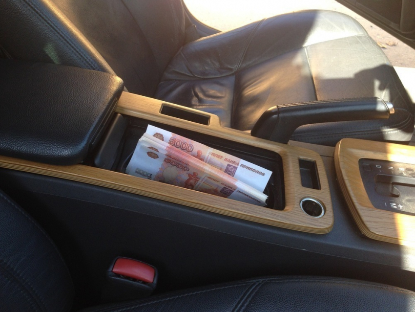 Таганрожец оставил  в машине 100 тысяч рублей на ночь