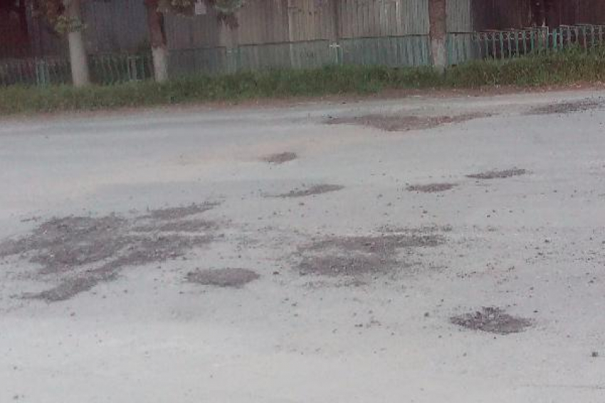 Нано-ремонт дорожного полотна в Таганроге вызвал большие сомнения у автолюбителей