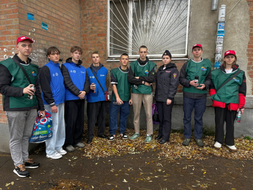 Пусть город станет чище: таганрогские волонтёры устранили вместе с полицейскими преступные надписи