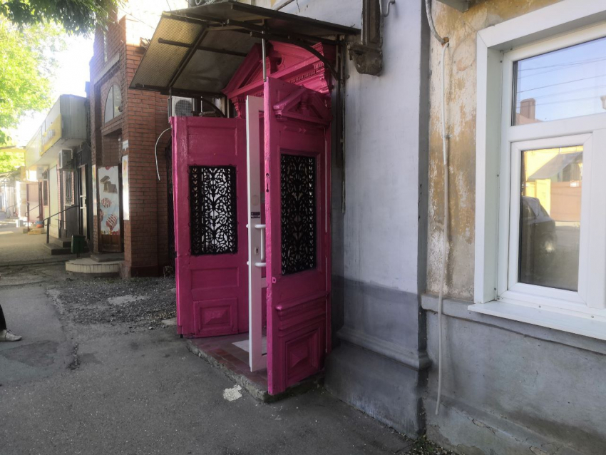Розовые двери на историческом зданиии Таганрога смутили горожан