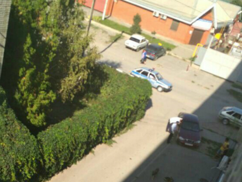 Запланировавшего «пьяные покатушки» мужчину жестко успокоили соседи во дворе Таганрога