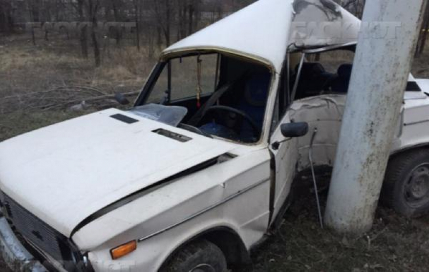 В Таганроге ВАЗ-21061 врезался в придорожный столб